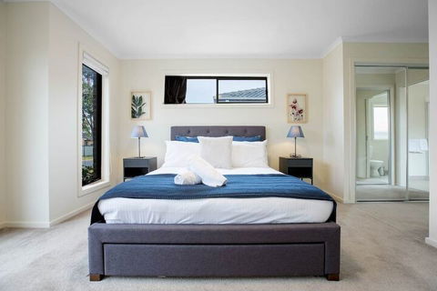 Spacious Lovely Home In Point Cook - Travel Search 3