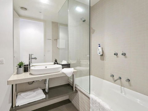 WATERFRONT THREE In The Heart Of Lorne - Tourism Guide 3