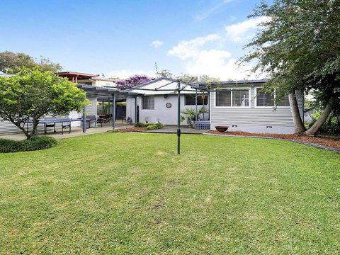 Gone Fishing! Air Conditioned Crisp & Clean - Travel Agents 2