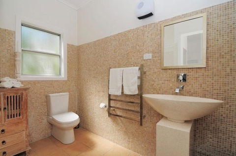Love Shack 1 Bedroom Cosy Cottage! - Tourism Guide 1