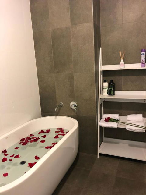 Modern Apartment In Liverpool CBD - Tourism Guide 3