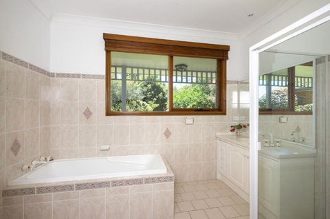 Taliesin Beautiful 4 Bedroom Home With Amazing Views! - Travel Search 6