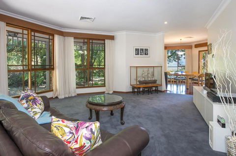 Taliesin Beautiful 4 Bedroom Home With Amazing Views! - Travel Search 2