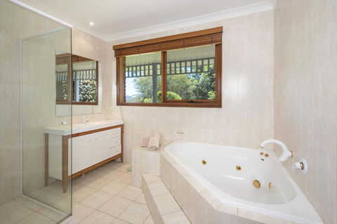 Taliesin Beautiful 4 Bedroom Home With Amazing Views! - Travel Search 5