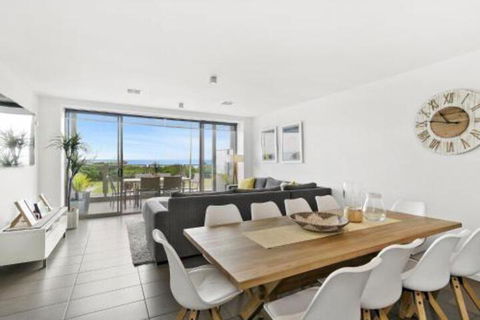 WATERFRONT TWO Position Perfect NEW LISTING 2019 - Tourism Guide 5