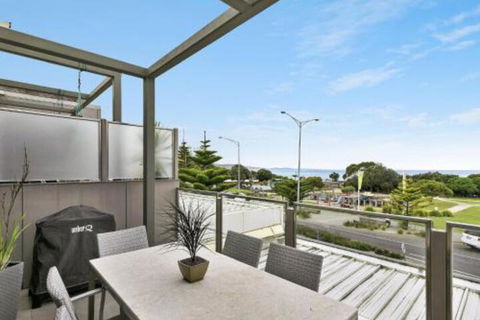 WATERFRONT TWO Position Perfect NEW LISTING 2019 - Tourism Guide 3