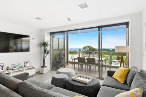 WATERFRONT TWO Position Perfect NEW LISTING 2019 - Tourism Guide 4