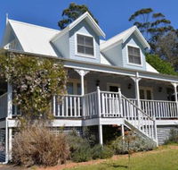 The Dolls House Charming 2 bedroom cottage just a short walk from the village