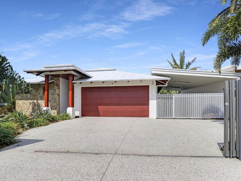 WATERFRONT HOME BORDERING MOOLOOLABA - Tourism Guide 2