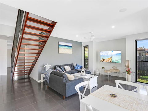 WATERFRONT HOME BORDERING MOOLOOLABA - Tourism Guide 5
