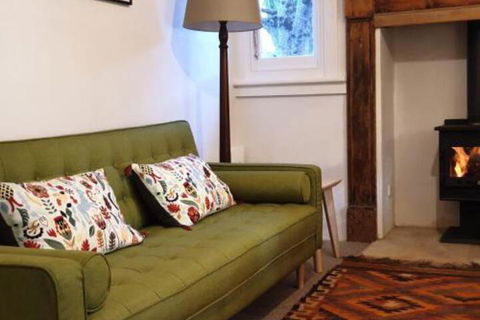 Redruth 2 Bedroom Cottage Situated In Wandiligong - Travel Agents 5