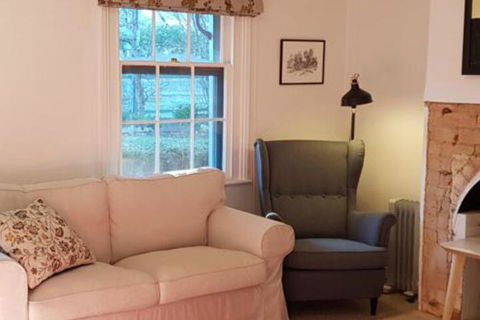Redruth 2 Bedroom Cottage Situated In Wandiligong - Travel Agents 2