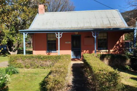 Redruth 2 Bedroom Cottage Situated In Wandiligong - Travel Agents 0