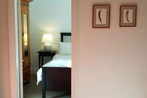 Redruth 2 Bedroom Cottage Situated In Wandiligong - Travel Agents 6