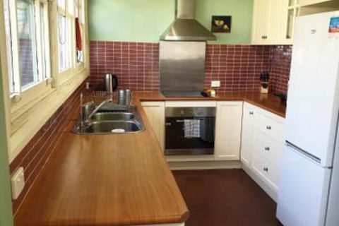 Redruth 2 Bedroom Cottage Situated In Wandiligong - Travel Agents 3
