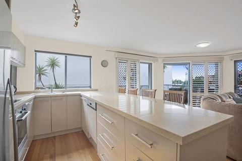 Breakwater Views Apartments - Travel Search 3