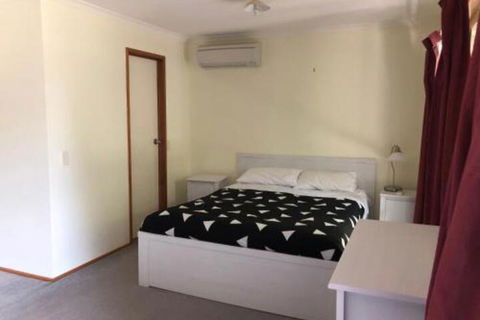 Self Contained Studio - Travel Agents 0