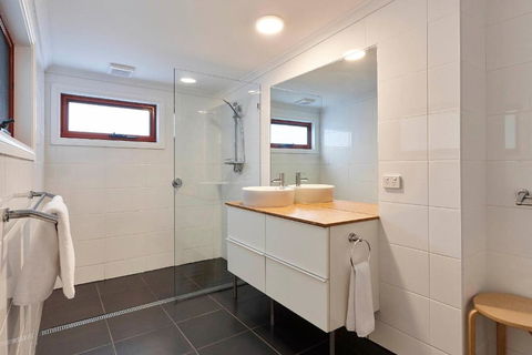 DOLPHIN LOOKOUT COTTAGE Amazing Views Of The Bay Of Fires - Travel Search 1