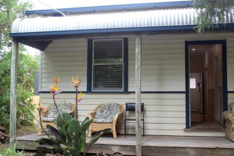 The Old Cottage At Cowes - Travel Agents 4