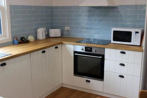 The Old Cottage At Cowes - Travel Agents 3