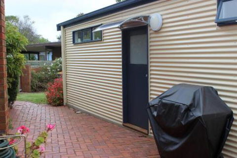 The Old Cottage At Cowes - Travel Agents 2