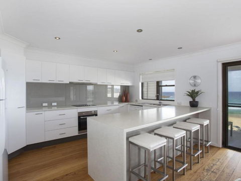 Beach Rd 24 Mollymook - Travel Search 2
