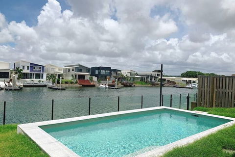 Hope Island Water Front House - Travel Search 3