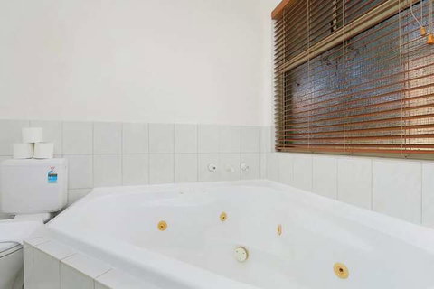 Pleasant 3 Bedroom House With Garden Close To CBD - Travel Agents 7