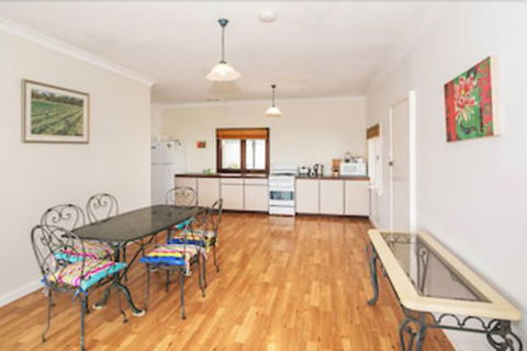 Storm Bay Cottage - Cruises Travel 4