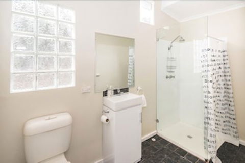 Storm Bay Cottage - Cruises Travel 7