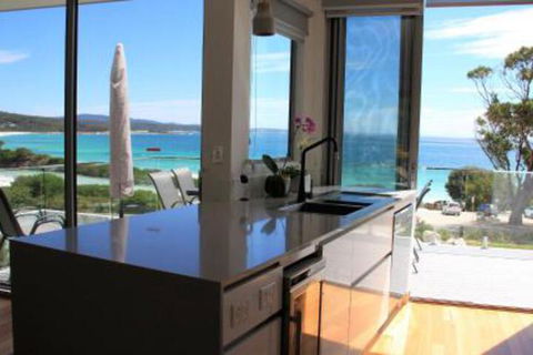 BEACHHOUSE BINALONG Luxury Waterfront Holiday House At Bay Of Fires - Travel Search 4