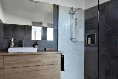 BEACHHOUSE BINALONG Luxury Waterfront Holiday House At Bay Of Fires - Travel Search 1