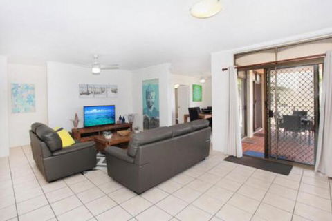 Unit 2 Cooltoro Court 7 Frank Street Coolum Beach 400 BOND LINEN INCLUDED - Travel Search 0