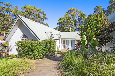 Golfers Getaway Mollymook Augusta Place 14 / 13 15 - Travel Search 3