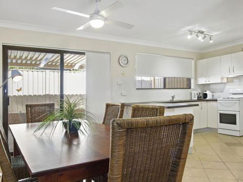 DAVIES STREET MOLLYMOOK 4 / 14 - Travel Search 2