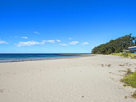 DAVIES STREET MOLLYMOOK 4 / 14 - Travel Search 4