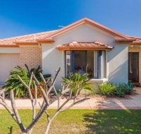 Oceania Cottage LJHooker Yamba - Tourism Guide