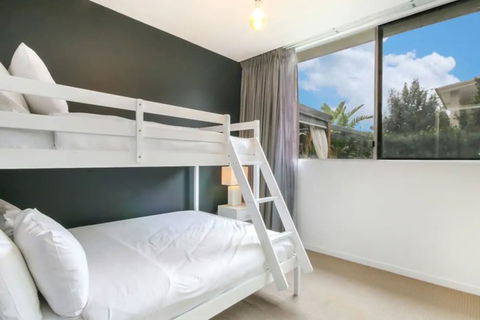 Spacious 2 Bedroom Apartment In Ascot With Large Private Garden - Cruises Travel 1