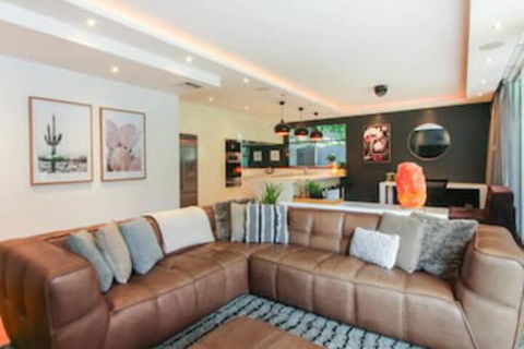 Spacious 2 Bedroom Apartment In Ascot With Large Private Garden - Cruises Travel 0