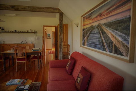 Herons Rise Vineyard Accommodation - Travel Agents 2