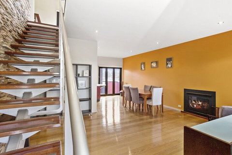 Ocean Views On Nicholson - Travel Agents 1