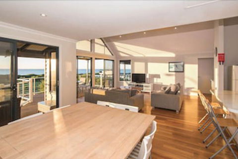 Jay's Beach House - Cruises Travel 1