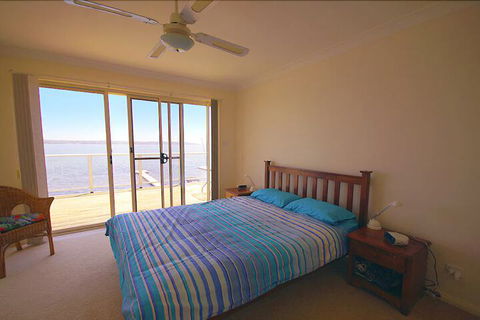 Blue Water At Mannering Park - Tourism Guide 5