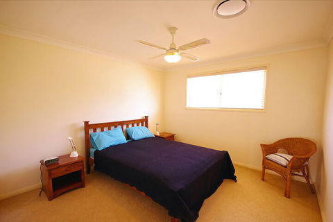 Blue Water At Mannering Park - Tourism Guide 6