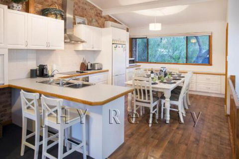 Coastal Cottage - Travel Search 0