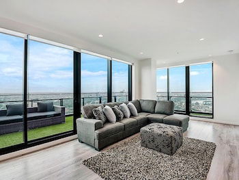 MJ Shortstay Apartments - Platinum Tower - Tourism Guide 1