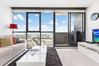 JOYCE, 1BDR Southbank Apartment - Tourism Guide 6
