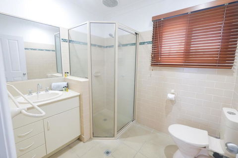 Absolute Airlie Central Airlie Beach - Cruises Travel 3