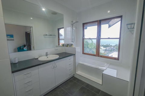 Absolute Airlie Central Airlie Beach - Cruises Travel 6