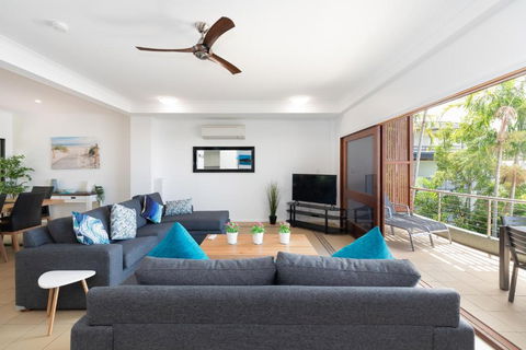 Absolute Airlie Central Airlie Beach - Cruises Travel 1